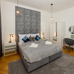 Apartamento Delightful 1 Bedroom Near Schoenbrunn And Westbahnhof With Big Porch, Viena